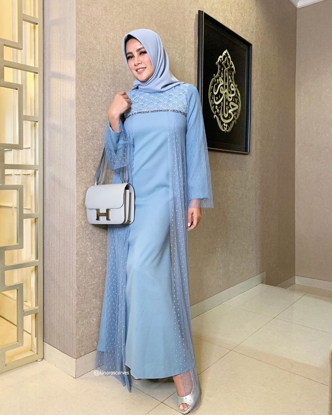 Sesuai dengan gayanya sehari-hari, pilihan gaya hijab Olla Ramlan terlihat simple. Ia juga memilih warna-warna yang tidak terlalu mencolok seperti biru muda dan putih. Hijab segi empat menjadi andalannya. Foto: Instagram/OllaRamlanAufar