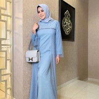 Sesuai dengan gayanya sehari-hari, pilihan gaya hijab Olla Ramlan terlihat simple. Ia juga memilih warna-warna yang tidak terlalu mencolok seperti biru muda dan putih. Hijab segi empat menjadi andalannya. Foto: Instagram/OllaRamlanAufar