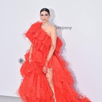 Dua Lipa tak kalah mencuri atensi dengan gaun tumpuk warna merah dari Valentino yang dihiasi aksentuasi bulu di tiap tingkatannya. Foto: Dok. Instagram