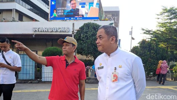 PPSU dan Damkar Gotong Royong Bersihkan Jalan di Depan Bawaslu Pagi Ini