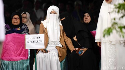 Dirundung Duka, Para Bidadari Ustaz Arifin Ilham Saling Menguatkan