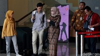 Eni yang datang dengan mengenakan terusan bermotif batik dan kerudung berwarna senada itu diperiksa sebagai saksi untuk tersangka Dirut PLN nonaktif Sofyan Basir dalam kasus dugaan suap proyek pembangunan PLTU Riau-1.
