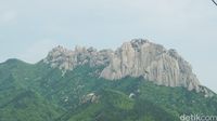 Ulsanbawi Rock yang terlihat dari kereta gantungnya (Afif Farhan/detikTravel)