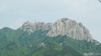 Ulsanbawi Rock, formasi bebatuan unik yang terlihat dari kereta gantungnya (Afif Farhan/detikTravel)