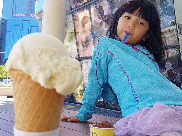 Menggemaskan! Gaya Kulineran Ellyna, Putri Cantik Nicky Tirta