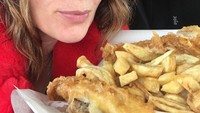  Menulis Yorkshire sushi, tampak Headey melihat makanannya dengan wajah sangat tak sabar menyantapnya.  Foto: Instagram@iamlenaheadey