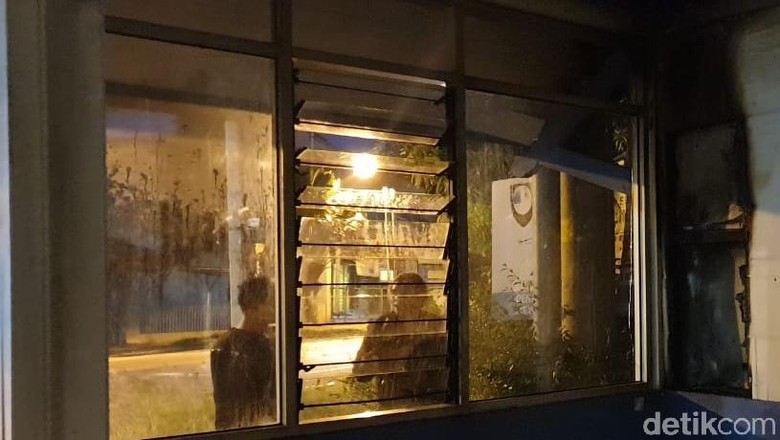 Pos Polisi Fajar Indah Solo Terbakar Pos Polisi Fajar Indah Solo Terbakar