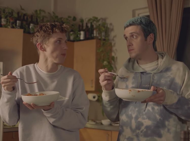 Batal Konser di Jakarta, Ini Gaya Lauv Saat Santap Sereal dan Milkshake