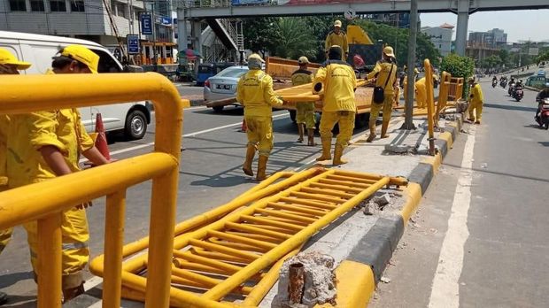 Pemprov DKI Perbaiki Pagar Pembatas Jalan yang Rusak Akibat Rusuh 22 Mei