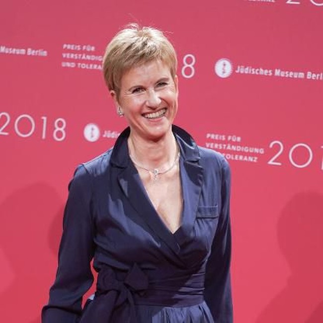 7. Susanne Klatten – US$27.4 miliarSusanne Klatten juga mendapatkan kekayaan dari mewarisi perusahaan dari ayahnya. Wanita 60 tahun tersebut bersama keluarganya adalah pemilik 50% saham dari perusahaan mobil Jerman, BMW. Selain itu, Klatten juga memiliki banyak saham dalam berbagai macam bisnis.Foto: Dok. Forbes