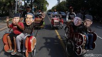 Tak lupa para capres dan cawapres tersebut melambaikan tangan menyapa warga yang melintas di jalanan Kota Solo dalam aksi damai tersebut.