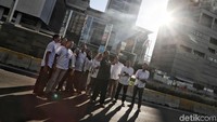 Sejumlah warga berswafoto di Jalan Thamrin.