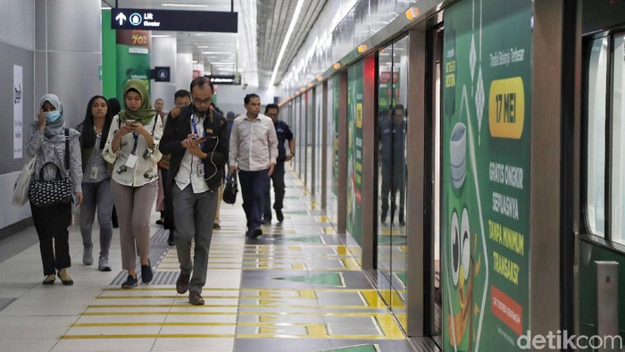 Moda Raya Transportasi (MRT) Jakarta mulai beroperasi normal hari ini. Sebelumnya, transportasi publik itu sempat dihentikan sementara waktu imbas aksi 22 Mei.