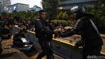Momen Brimob Buka Puasa Bersama di Sela Amankan Bawaslu