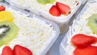 Kemasan salad buah yang cantik bikin siapapun ngiler. Kamu lebih suka meracik sendiri apa beli nih? Foto: Instagram saladnya.mamiya