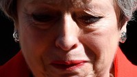 Saya melakukan ini tanpa ada dendam, tapi dengan rasa terima kasih yang besar dan abadi untuk mendapatkan kesempatan mengabdi bagi negara yang saya cintai, tegas PM May, yang tampak tak kuasa menahan air mata. Foto: REUTERS/Toby Melville
