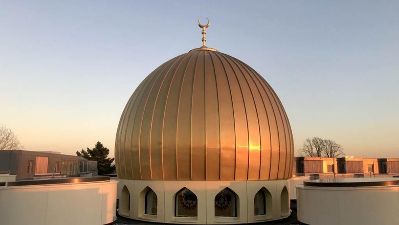 Masjid Central Cambridge Pembangunan Masjid Cambridge Central telah rampung dan diresmikan pada Januari 2019 lalu. Masjid ini merupakan masjid ramah lingkungan pertama lho di Eropa.