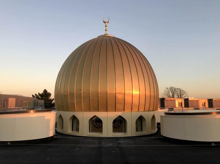 Pembangunan Masjid Cambridge Central telah rampung dan diresmikan pada Januari 2019 lalu. Masjid ini merupakan masjid ramah lingkungan pertama lho di Eropa.
