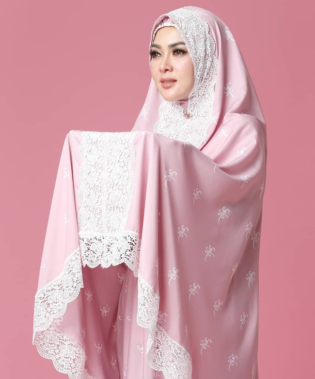 Namun, meski harganya dianggap mahal, mukena ini jadi rebutan. Saat diluncurkan, ada sekitar 3500 chat masuk ke ponsel admin. Saat ini, tim Fatimah Syahini masih me-restock mukena agar semua pelanggan kebagian. Foto: Instagram/FatimahSyahrini