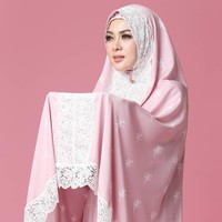 Namun, meski harganya dianggap mahal, mukena ini jadi rebutan. Saat diluncurkan, ada sekitar 3500 chat masuk ke ponsel admin. Saat ini, tim Fatimah Syahini masih me-restock mukena agar semua pelanggan kebagian. Foto: Instagram/FatimahSyahrini