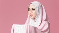 Mukena tersebut dijual dengan harga Rp 3,5 juta dan laris manis hingga 5000 potong.  Foto: Instagram/FatimahSyahrini