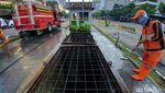 Aksi Petugas PPSU dan Damkar Bersihkan Jalan di Depan Bawaslu