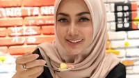 Jalan-jalan ke mall, Lita pesan semangkuk dessert berisi es krim, agar, jelly, dan puding manis lainnya. Foto: Instagram @litapratama