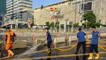 Aksi Petugas PPSU dan Damkar Bersihkan Jalan di Depan Bawaslu