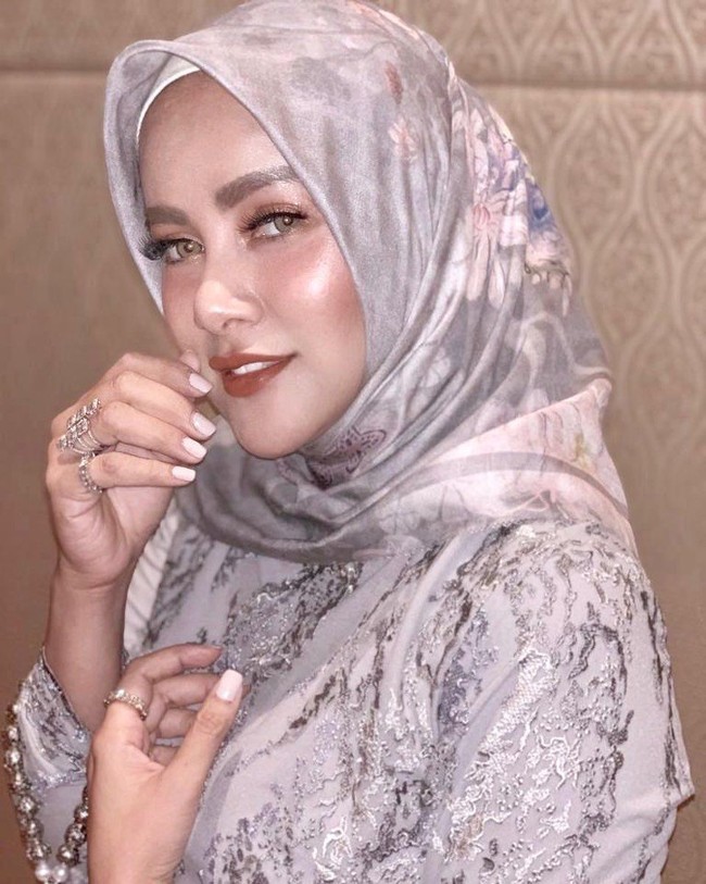 Di foto terbarunya, ia tampil cantik memakai hijab segi empat. Meski baru berhijab, tampilannya terlihat rapi nan modis. Pujian netizen pun banjir di kolom komentar. Foto: Instagram/OllaRamlanAufar