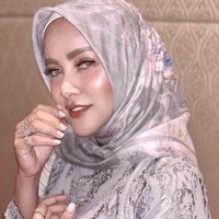 Di foto terbarunya, ia tampil cantik memakai hijab segi empat. Meski baru berhijab, tampilannya terlihat rapi nan modis. Pujian netizen pun banjir di kolom komentar. Foto: Instagram/OllaRamlanAufar