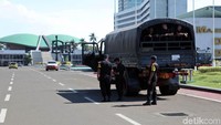 Sejumlah polisi nampak berjaga di sekitar Gedung MPR/DPR, Senayan, Jakarta, Jumat (24/5/2019).