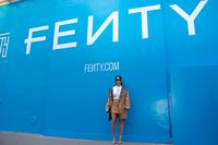 Koleksi Baju RIihana dan LVMH Diirlis, Netizen Sebut Kemahalan