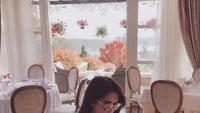 Makan dengan salad dan hidangan lainnya. Ngoc tampil cantik dengan balutan pakaian berwarna merah muda, lengkap dengan nuansa restoran yang dipenuhi bunga cantik. Foto: Instagram @ngoctrinh89