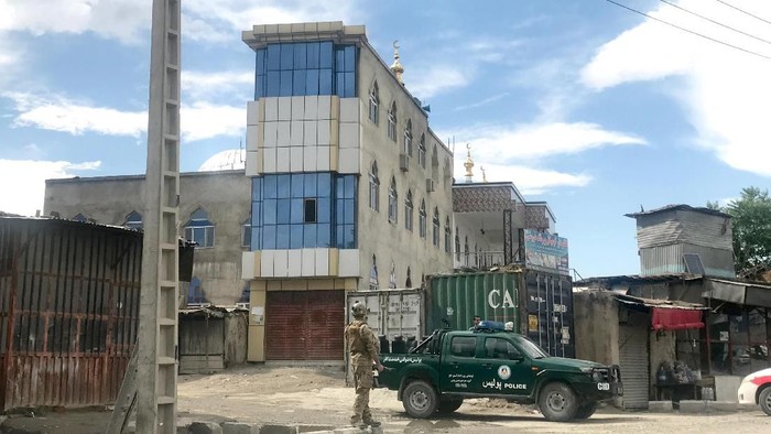 Afghan security forces keep watch outside a mosque after a blast in Kabul, Afghanistan May 24, 2019. REUTERS/Omar Sobhani