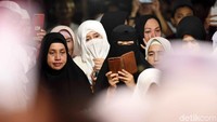 Tangis mereka pun pecah kala jenazah mulai ditutup dengan tanah. Pool/Noel/detikFoto.