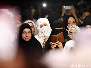 Doa Para Istri di Setahun Meninggalnya Ustaz Arifin Ilham