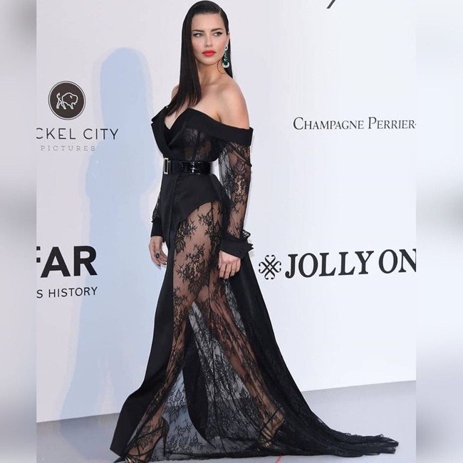Adriana Lima menegaskan titel dirinya sebagai seorang supermodel. Gaun hitam lace dengan aksen blazer yang maskulin menggambarkan wanita yang seksi, chic dan elegan seperti Adriana. Foto: Dok. Instagram