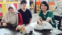 Bersama ibu kandung, Yuni Djamaluddin dan sang kakak, Muhammad Alvin Faiz, Ameer makan di foodcourt mall yang ada di wilayah Bogor. Kapan lgi coba jalan2 bareng mamah, tulisnya tahun 2015. Foto: Instagram ameer_azzikra