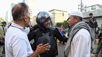Momen keakraban antara massa dengan polisi di depan gedung Bawaslu, Jakarta.