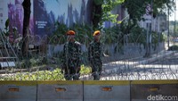 Selain polisi, pasukan TNI juga nampak bersiaga menjaga keamanan di sekitar gedung MPR/DPR pasca aksi 22 Mei yang terjadi di sejumlah lokasi di Jakarta.