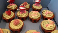 Cupcakes dengan gambar gusid an gigi terlihat lucu bukan malah tampak menyeramkan.  Foto: Instagram@iamlenaheadey