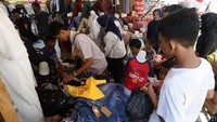 Warga menyerbu produk-produk dengan potongan harga besar.