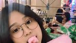 Pose Manis Brisia Jodie Saat Makan Gulali dan Apel