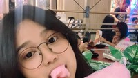 Pelantun Dengan Caraku itu sepertinya penyuka sajian manis terlebih jajanan anak sekolah. Saat mengunggah foto makan gulali ini saja dirinya menulis, pgn sekolah lg. Foto: Instagram brisiajodie96