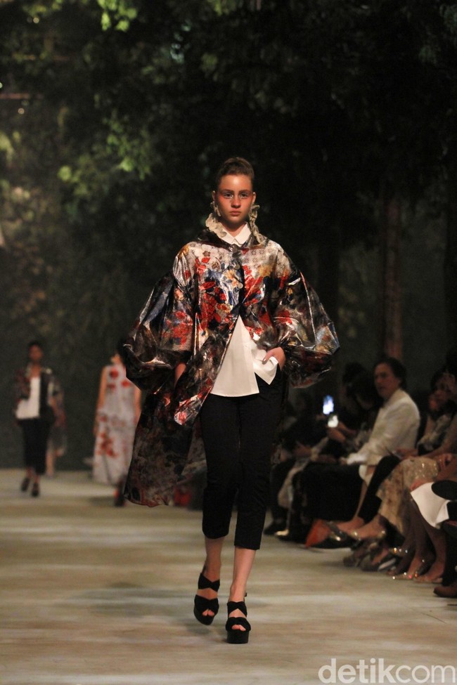 Desainer ternama Biyan juga baru meluncurkan koleksi terbaru yang bisa kamu pakai di Hari Raya. Koleksi dengan nuansa floral tropikal itu terlihat menawan dengan warna-warna bernuansa hutan dengan potonga oversized. Foto: Moh. Abduh/Wolipop