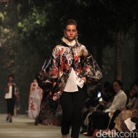 Desainer ternama Biyan juga baru meluncurkan koleksi terbaru yang bisa kamu pakai di Hari Raya. Koleksi dengan nuansa floral tropikal itu terlihat menawan dengan warna-warna bernuansa hutan dengan potonga oversized. Foto: Moh. Abduh/Wolipop