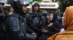Harmonis! Momen Akrab Massa dengan Polisi di Depan Bawaslu