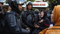 Sejumlah ibu-ibu yang nampak ikut serta dalam aksi tersebut nampak asyik berbincang dengan pasukan polisi yang bersiaga di sekitar gedung Bawaslu, Jakarta.
