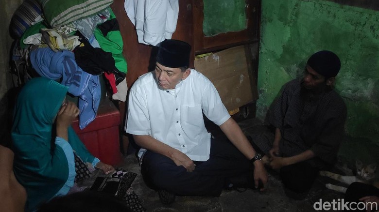 Takziah ke Korban Tewas Rusuh 22 Mei, Sjafrie Sjamsoeddin Beri Santunan Takziah ke Korban Tewas Rusuh 22 Mei, Sjafrie Sjamsoeddin Beri Santunan