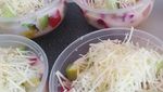 Krenyes Segar Salad Buah dengan Parutan Keju untuk Buka Puasa